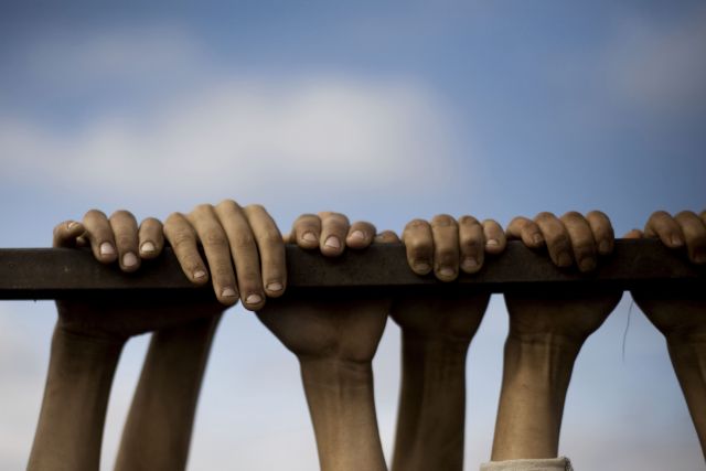 Τέσσερις πρόσφυγες περιγράφουν το μακρύ ταξίδι προς την Ελλάδα